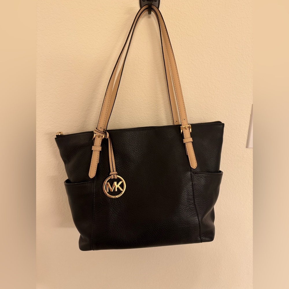 Relaxed leather two-tone tote: Michael Kors